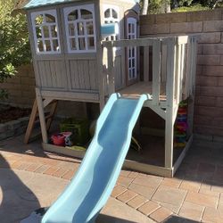 Playhouse - (pick up only)