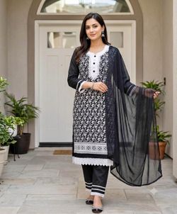floral embroidered kurta set with white geometric trim #embroidered #floral  Size 42