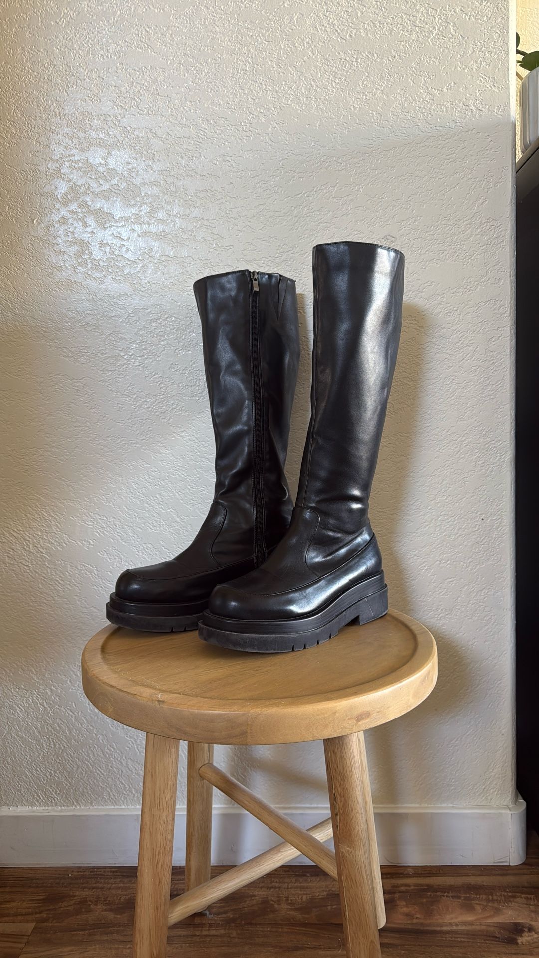 BLACK PLATFORM KNEE-HIGH BOOTS (Size 7)