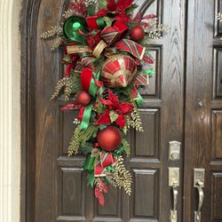 Traditional Red, Green and Gold Swag