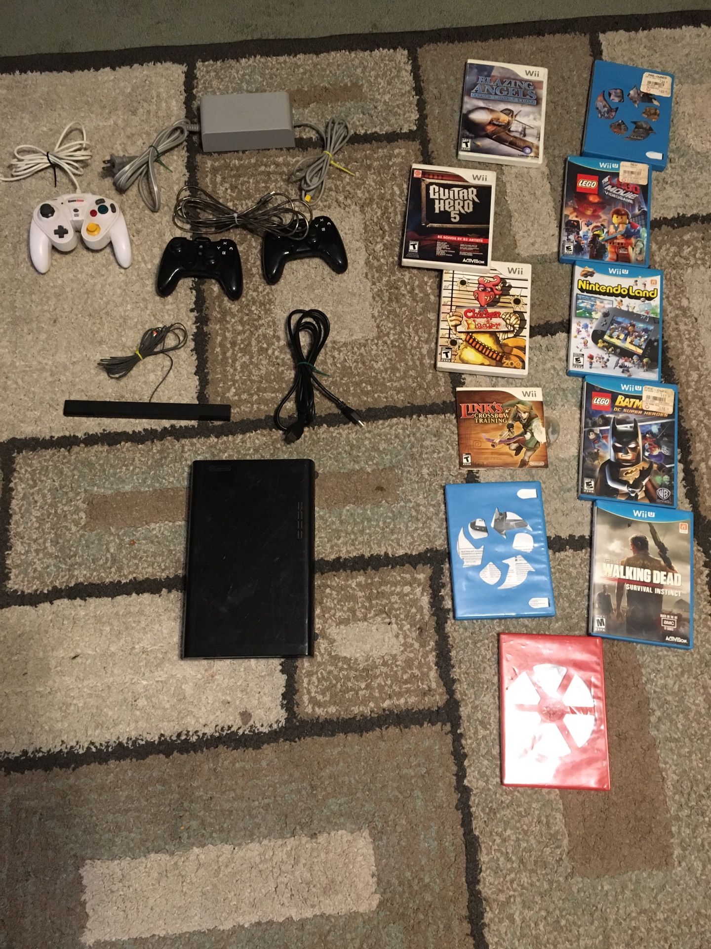 32 GB Nintendo Wii U Consul controllers and games