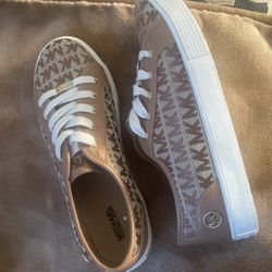 Zapatos Nuevos De Michael  Kors Talla 5 De Mujer.