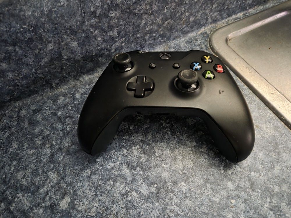 Xbox One S W/controller