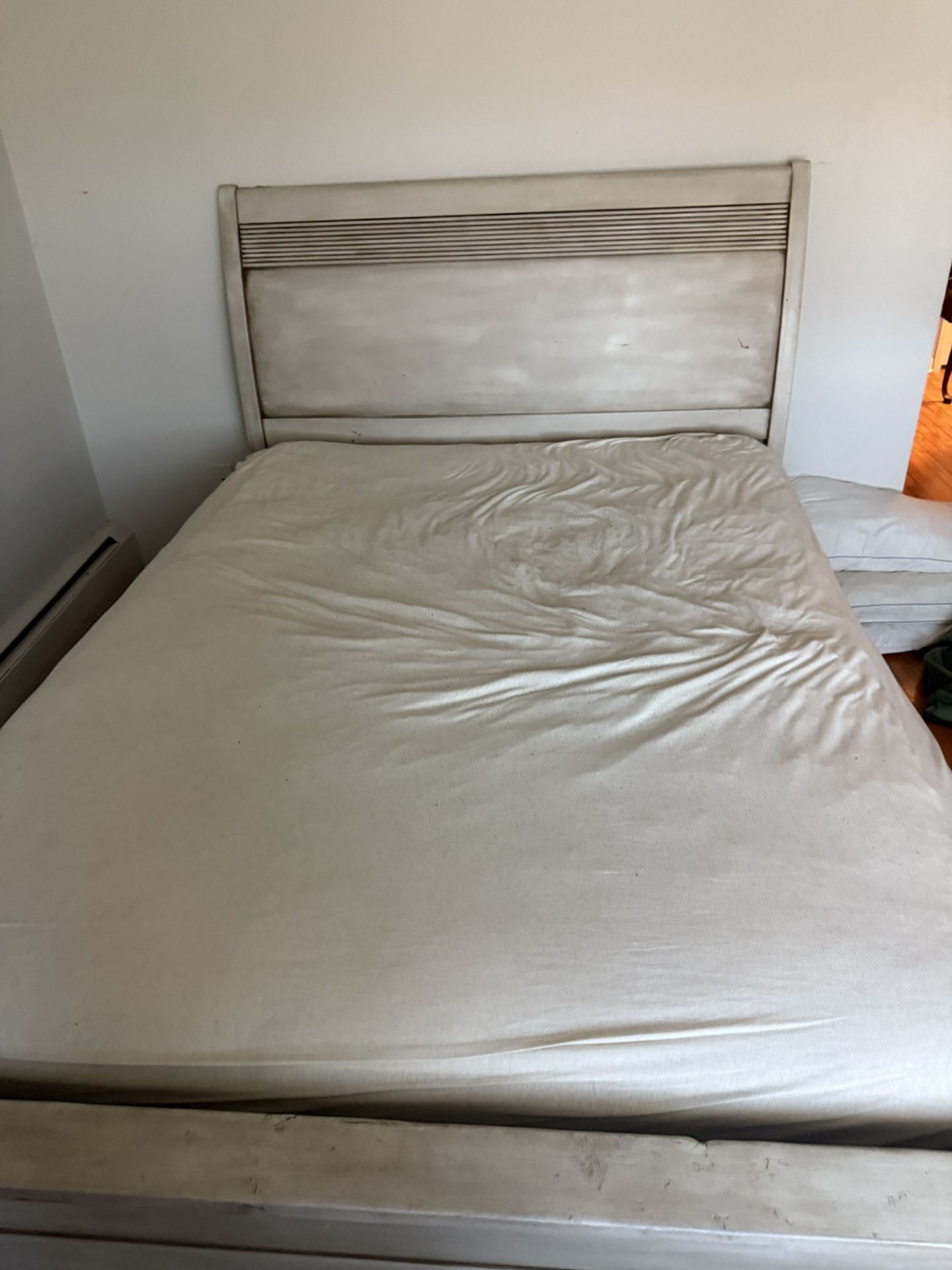 NEED GONE Solid Wood Queen Size Frame SEE DESCRIPTION