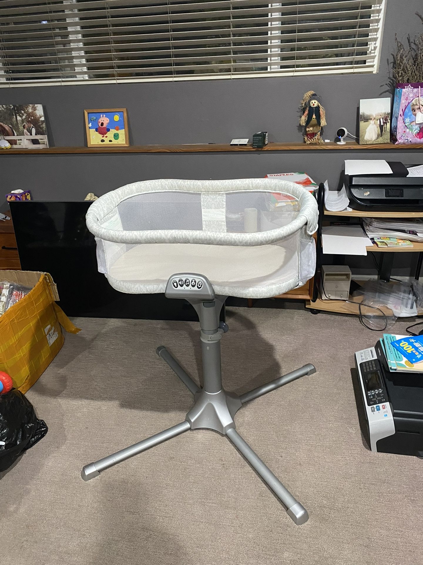 Halo baby bassinet swivel sleeper 