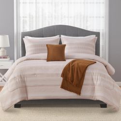 Mainstays 5-Piece Rust and White Stripe Comforter Set, Full/Queen, NEW IN A BOX.
Comporter: 88×92"
Standard shams: 20×26"
1 Decorative pillows: 14×14"