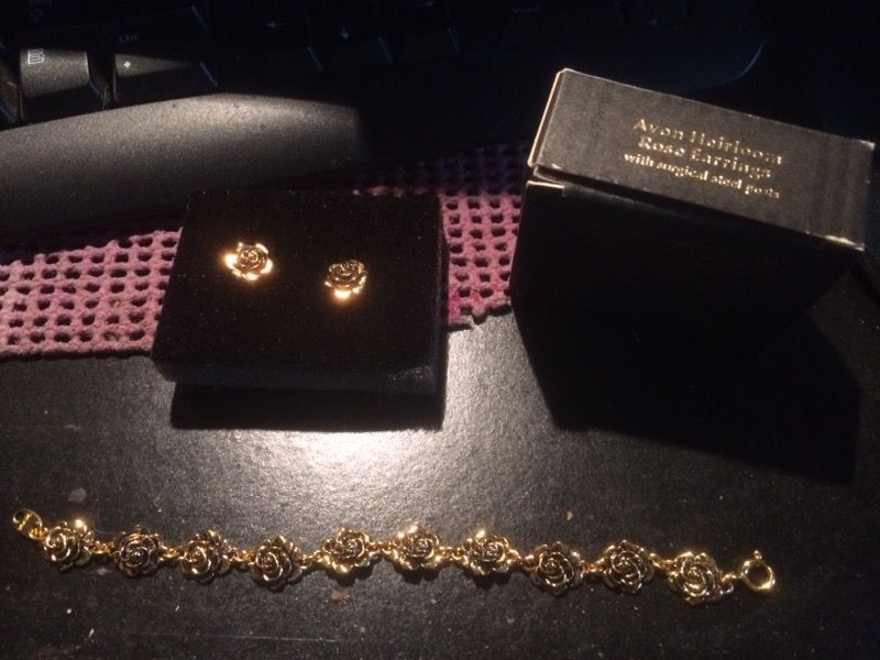 Avon Vintage Heirloom Rose bracelet & earrings