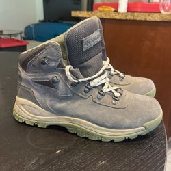 Size 8 Women’s Columbia Hiking Boots 