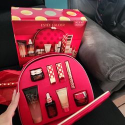 ESTĒE LAUDER SET  $175 OBO 