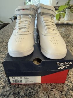 7.5 Woman’s Reebox Classics