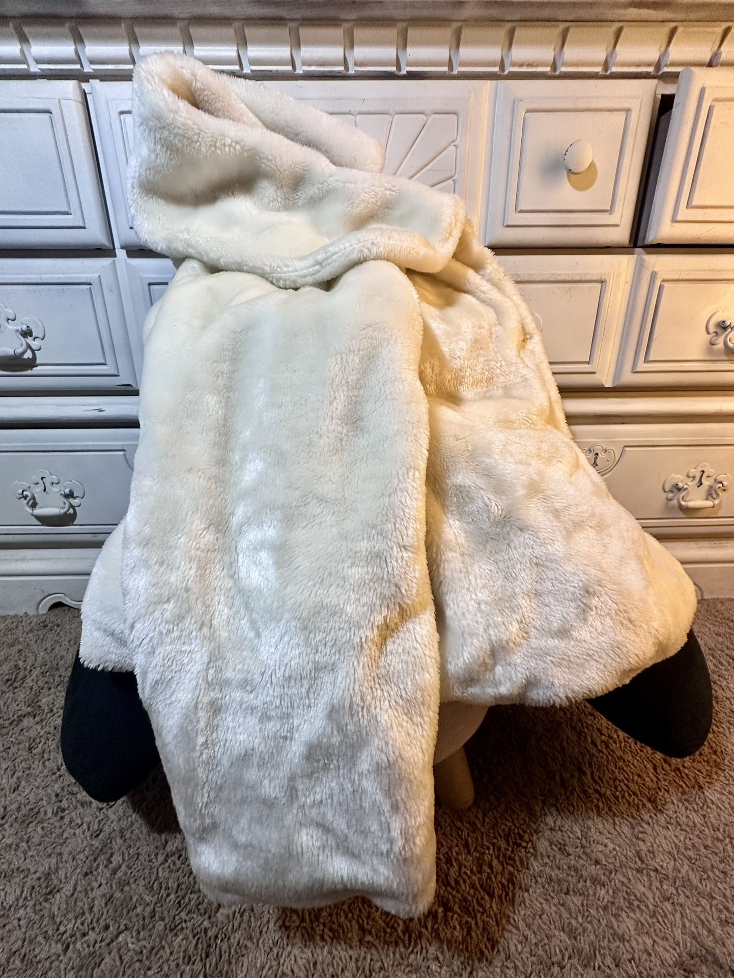 White Faux Fur Coat (Medium) w/Pockets