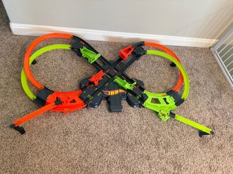 Hot Wheels Colossal Crash Motorized Track Set – Foldable & Battery Operated