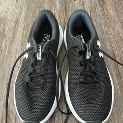 Under Armour Sneakers 7.5
