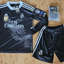 2015 real madrid soccer kit long sleeve black CR7 RONALDO #7 Kids size new

Comes with jersey long sleeve, short and match socks 

Kids size in stock: