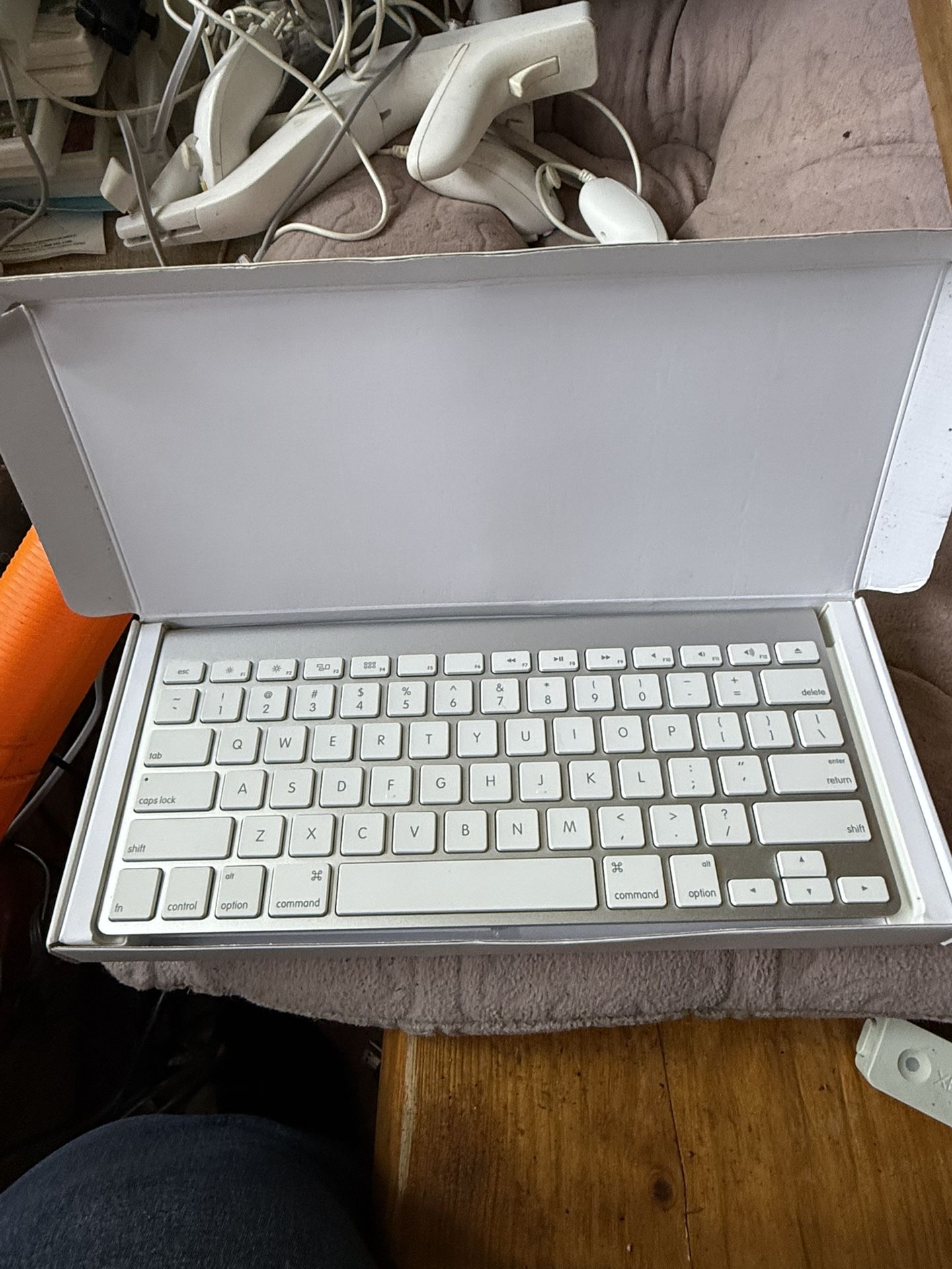 APPLE WIRELESS KEYBOARD