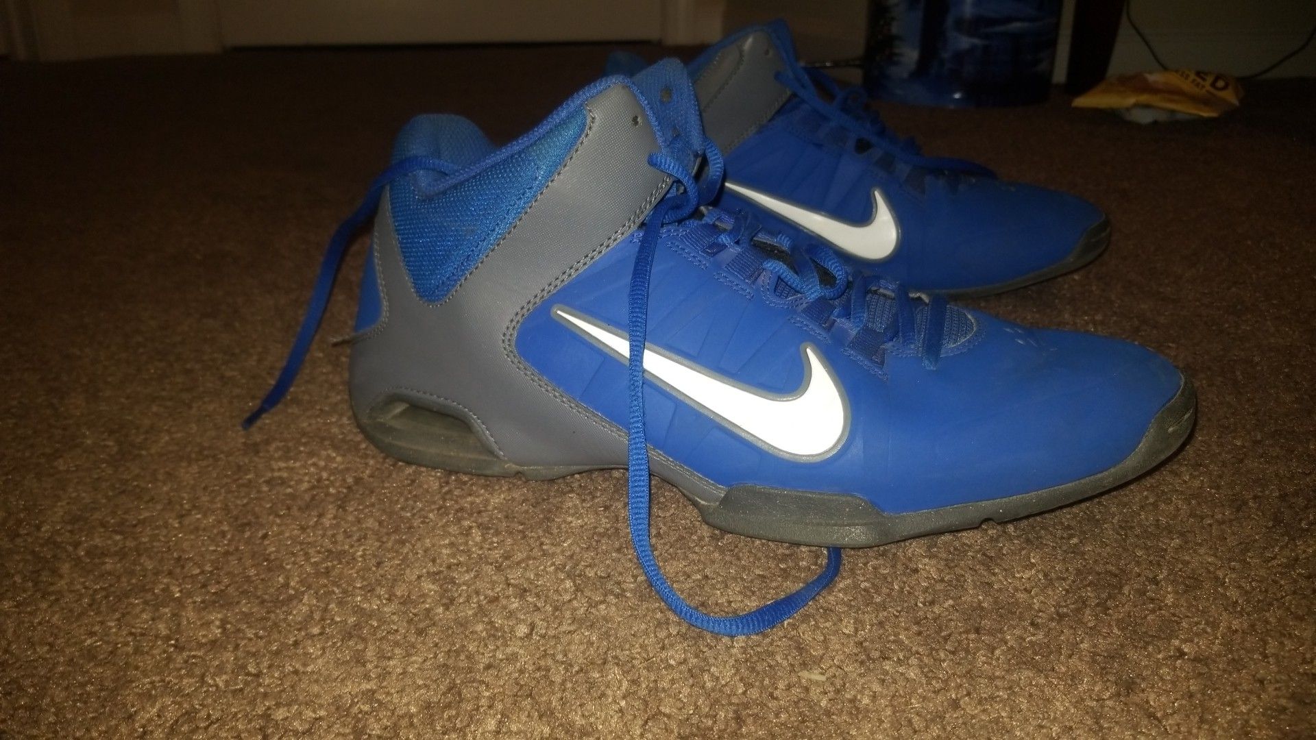 Basketball shoes