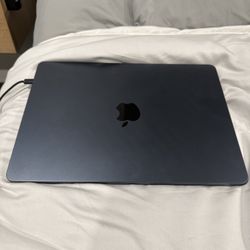 MacBook Air M2 Chip 2022 13.6” 24 GB Of RAM / 1 TB Storage