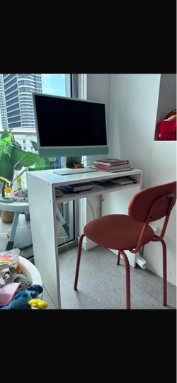 White Desk and chair