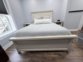 Haverty's Queen Bed Frame (Mattress not included)