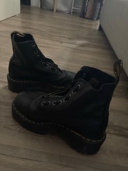 Dr. Martens Black Sinclair Leather Platform Boots (size 8)