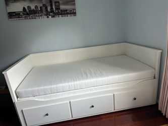 Daybed twin frame and Twin Mattresses (ikea Hemnes series)