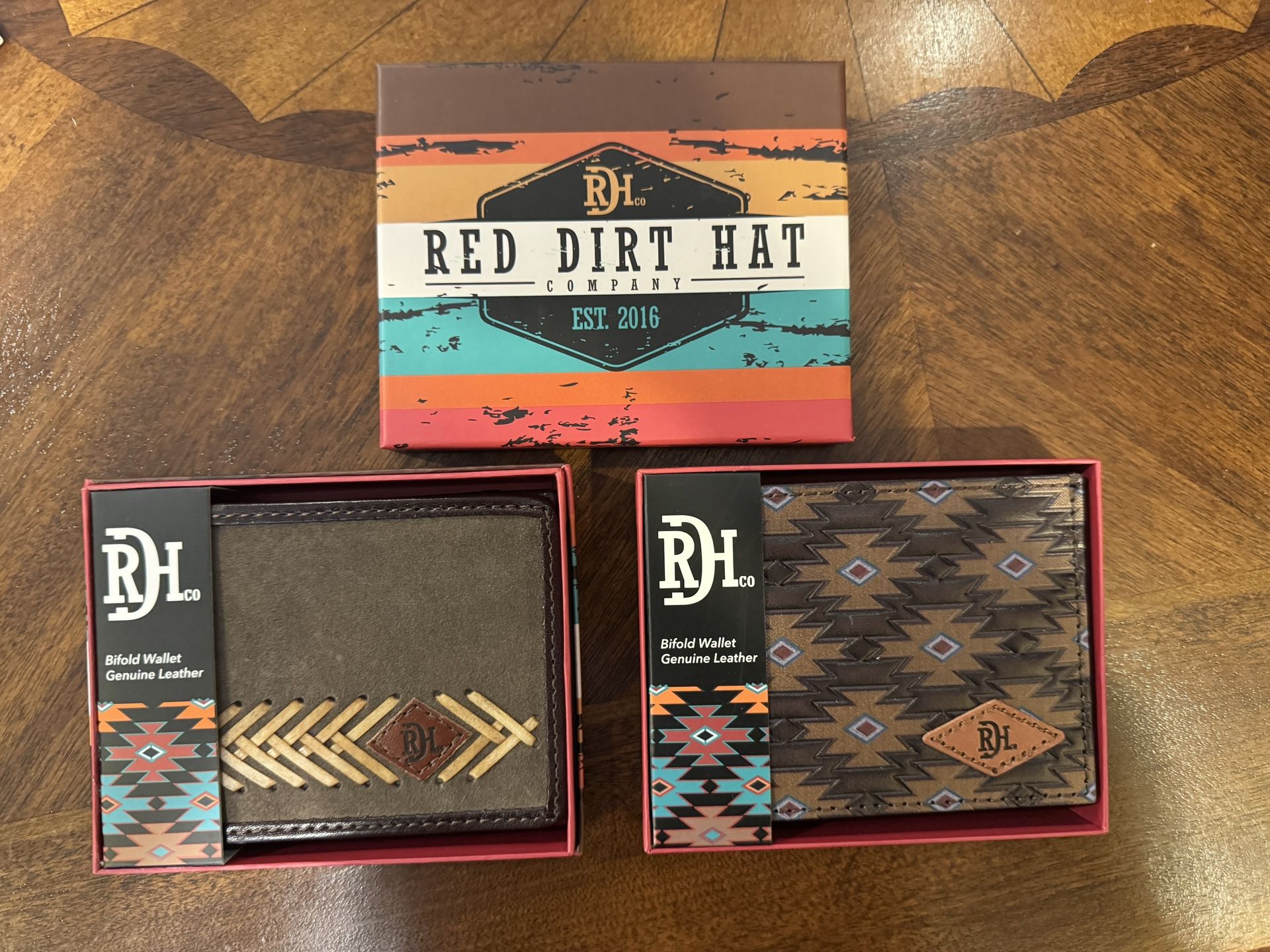 New men’s Red Dirt Hat Bifold Wallets