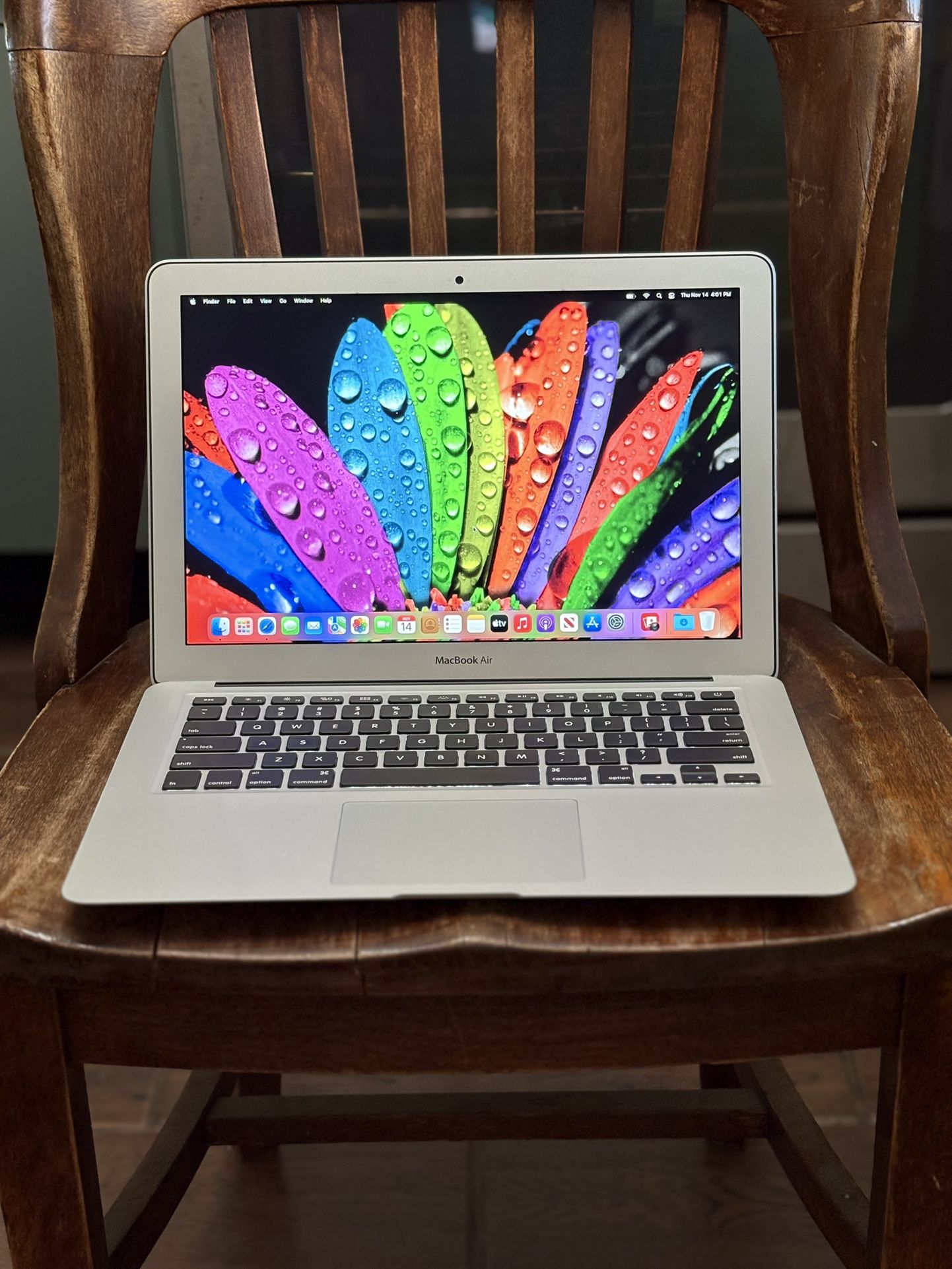 2015 MacBook AIR 1.6ghz i5 8gb Ram 256gb SSD