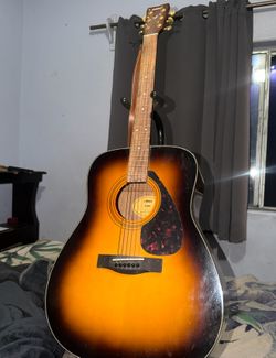 Yamaha F335 Acoustic Guitar