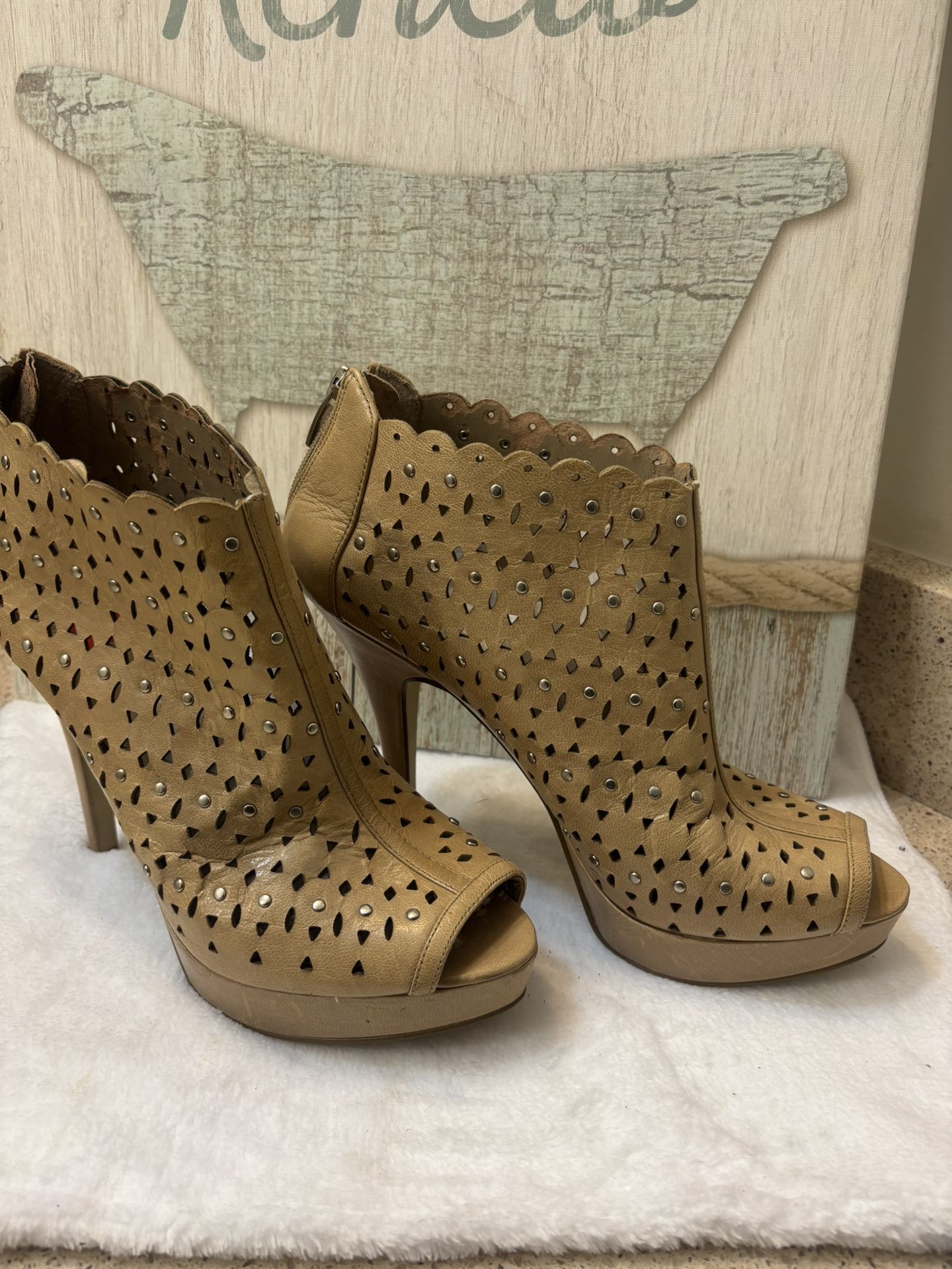 Beige Enzo Angiolini Size 9 cutout peep-toe ankle boots with studs. At a retail price of $97 these size 9 stylish scalloped edge peep-toe booties by