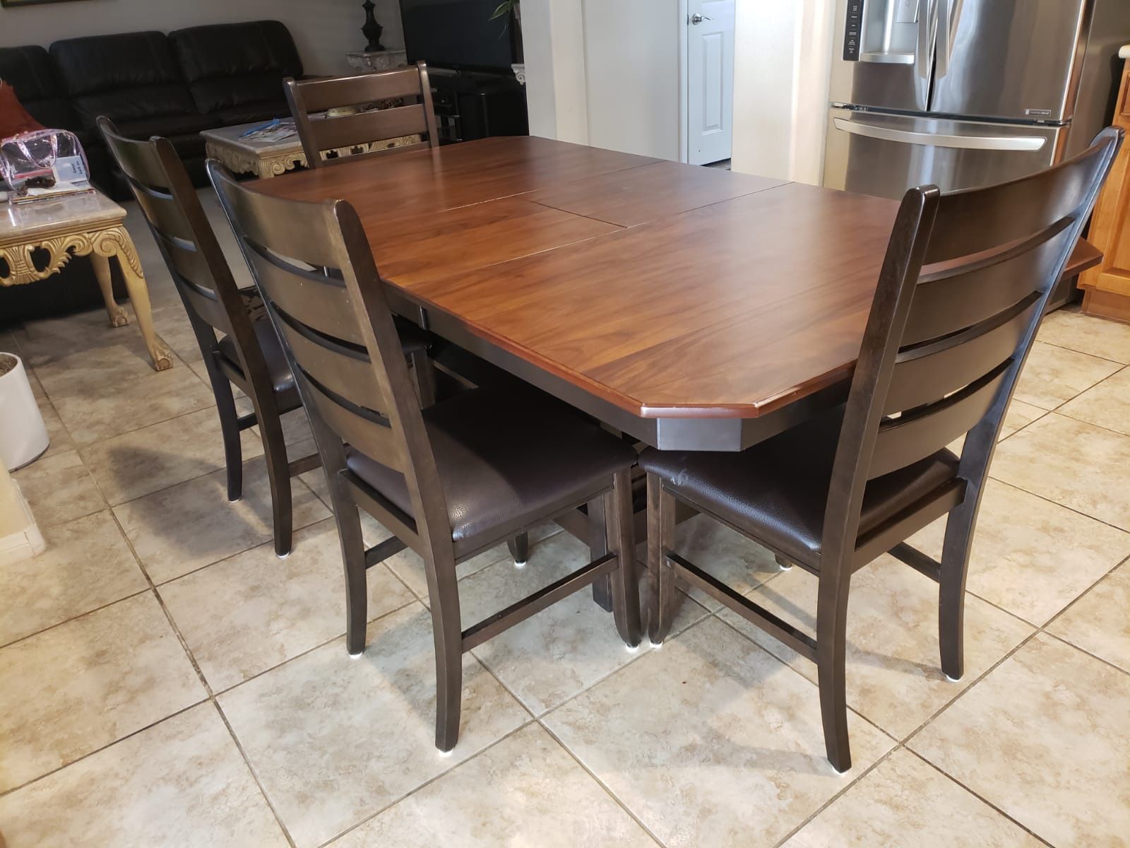 Price reduced! Dining table in absolute great condition for sale!