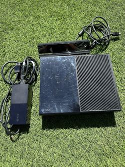 Microsoft Xbox One Model 1540 With Kinect & Game