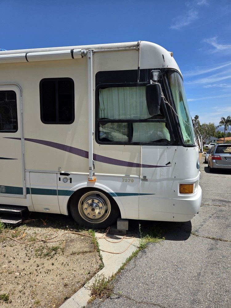 1999 National RV Tradewind 7370