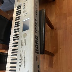 Vendo KORG Triton  Tiene Problema En La Rueda Donde Se Cambia Los Sonidos Y Lo De MAs Funciona Bien