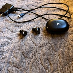 Nice New Clean Wireless Head Phones ( Beats)