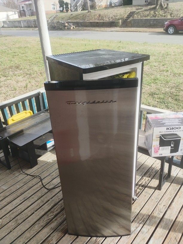 Frigidaire Upright Deep Freezer Chrome