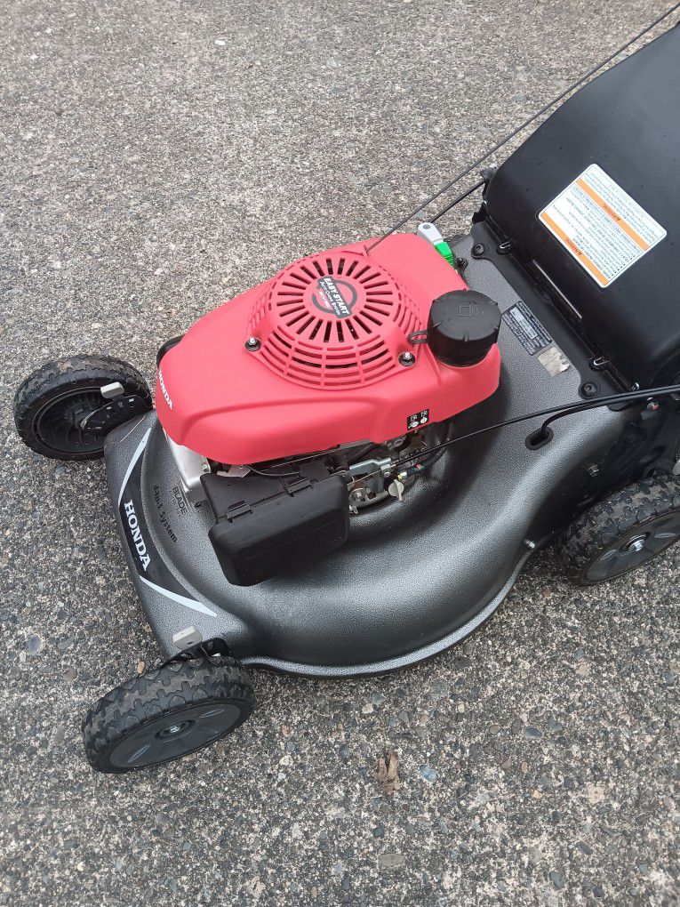 Honda Self Propelled Lawnmower. Almost New Condition. For Pick Up Fremont Seattle. No Low Ball Offers Please 