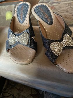 NEW. Minnie  Bow Cushion Sandals 