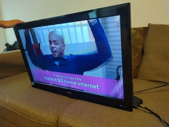 Tv Ario, 32 pulgadas, older 720p LCD TV, trabaja bien, no base, no control remoto, no antena. Creo que debe colgarse a la pared. 3 puertos HDMI, conec