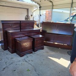 Queen Sleigh Bedroom Set