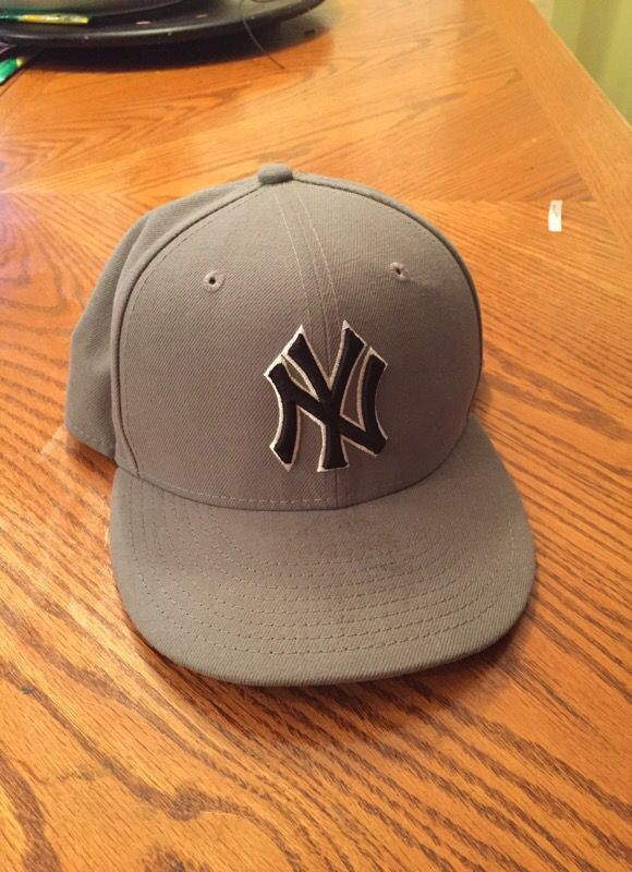 Size 7 1/8 fitted Yankees cap