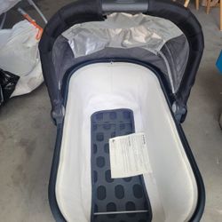 UPPAbaby Bassinet V3 - Compatible with Vista, Cruz, Ridge Strollers - Overnight Sleep Solution - Mattress, Sheet and Bug Shield Included - Jake 
