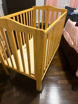 Mini foldable crib