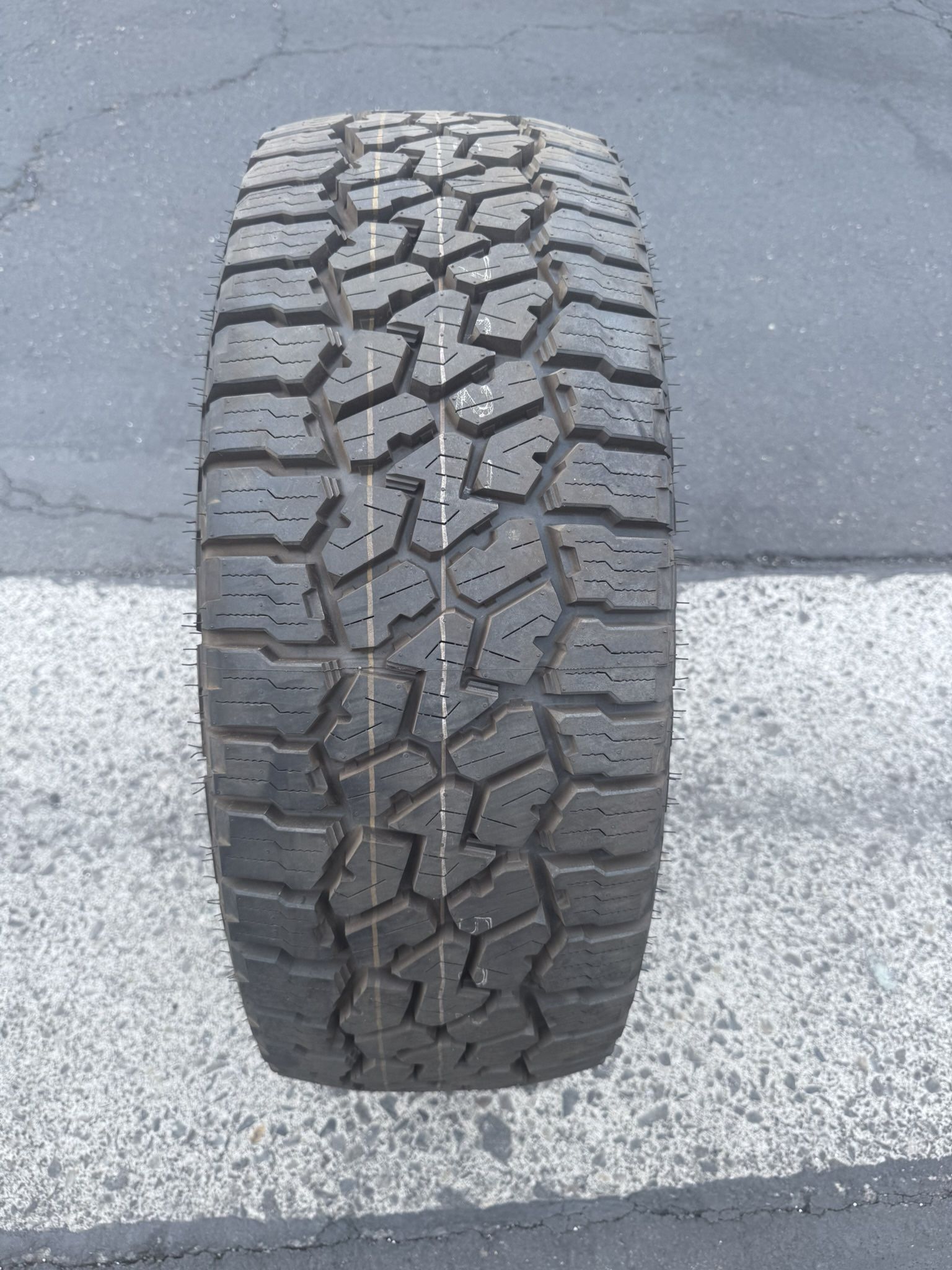 (1) 285/70R17 Falken Wildpeak A/T 
