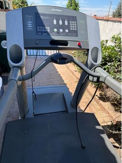 Life fitness treadmill