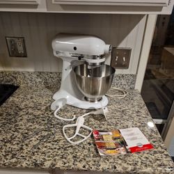 KITCHEN AID CLASSIC WHITE ELECTRIC MIXER  WITH 4 ATTACHMENTS 