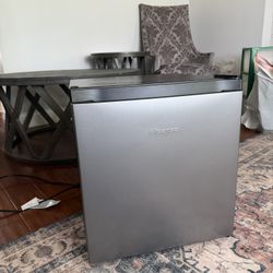 Hisense 1.6 Cu ft Single Door Mini Fridge