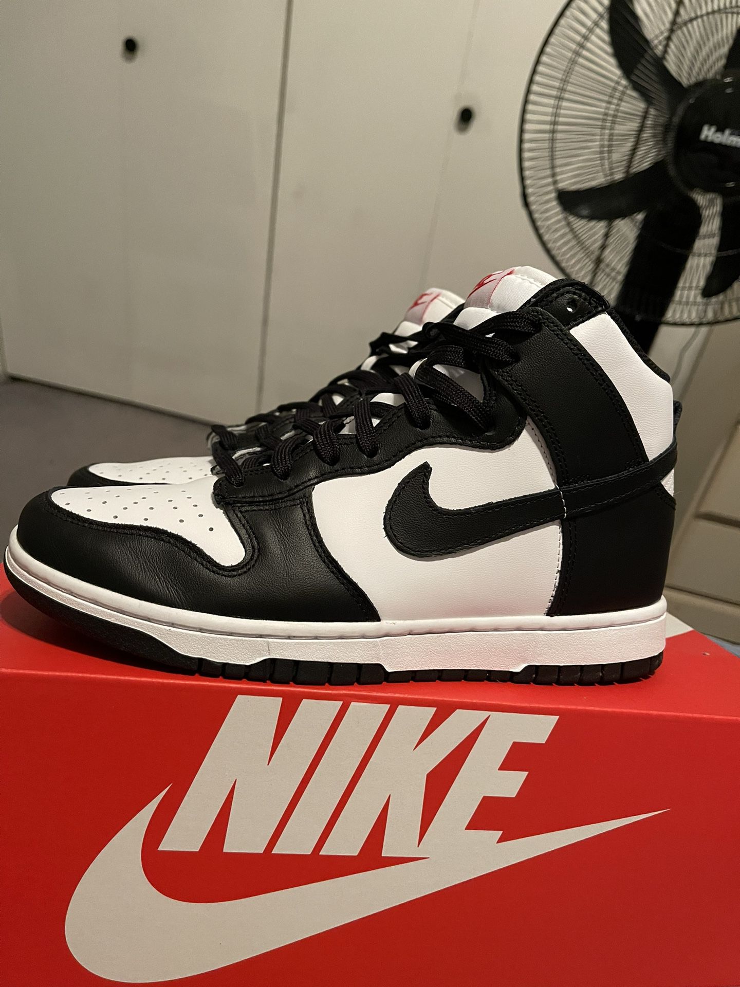 Women’s 8.5 Dunk High Black and White