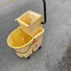 Rubbermaid Commercial Wavebrake Bucket Yellow 