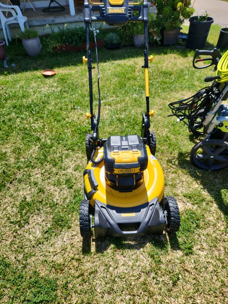 DEWALT20V MAX Battery Powered Walk Behind Push Lawn