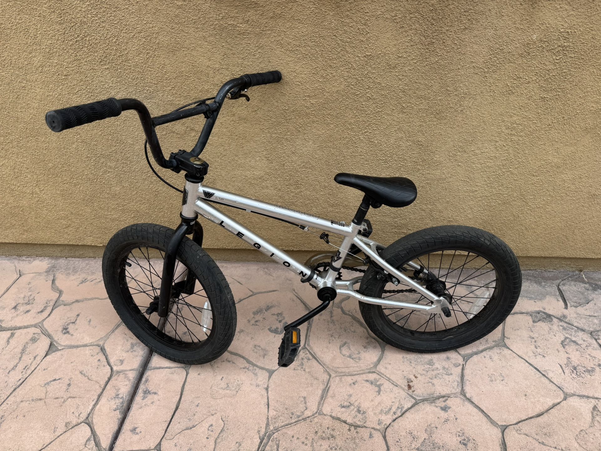 Mongoose Legion Kids BMX Bike for Beginner Riders Boys and Girls 18-inch Wheels